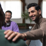 personne accompagnant une personne dans le besoin