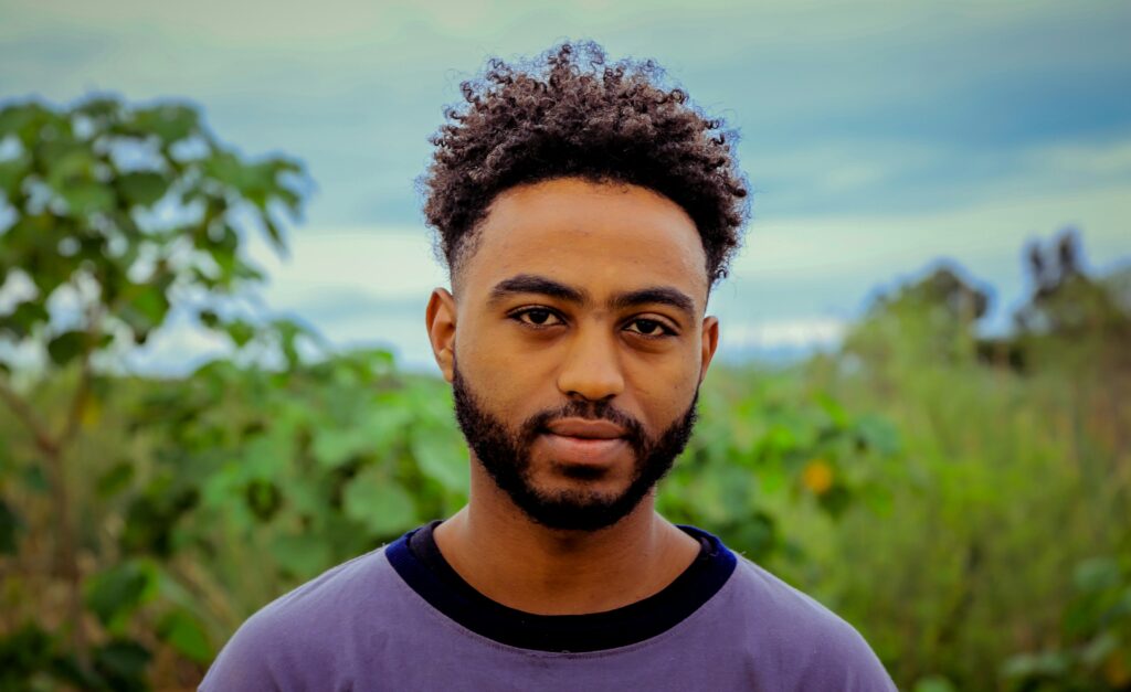 photo profil membre de l'équipe font paysage cheveux afro